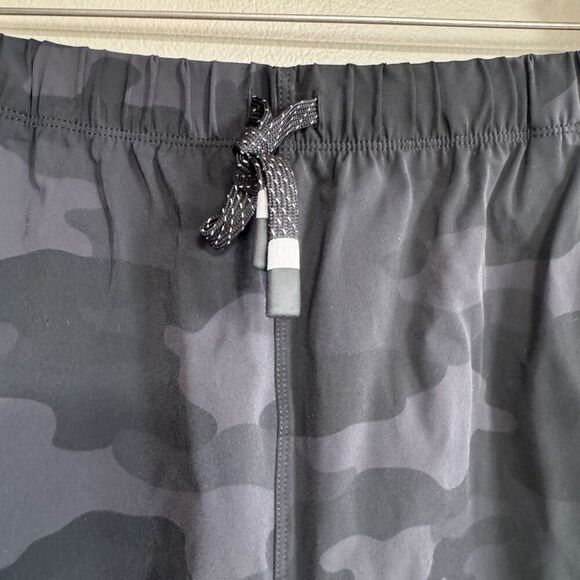 Fabletics NWT camo black The 7” One Short size XXL - Picture 4 of 8
